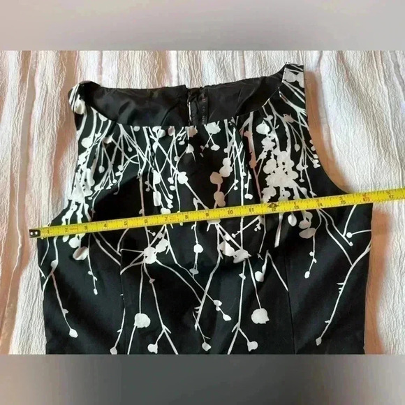 Lori M.  Black and white pencil Dress. Size 6 - Picture 5 of 5